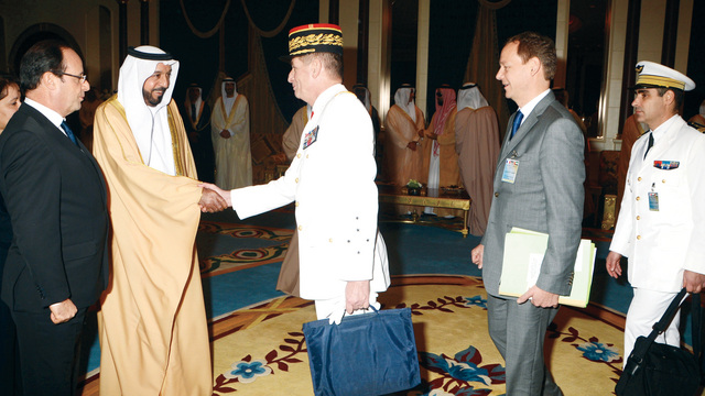 "رئيس الدولة يصافح أعضاء الوفد المرافق للرئيس الفرنسي\t وام"