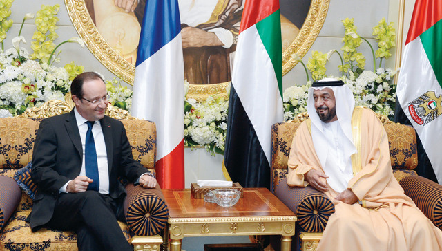 "خليفة وهولاند خلال جلسة المباحثات"