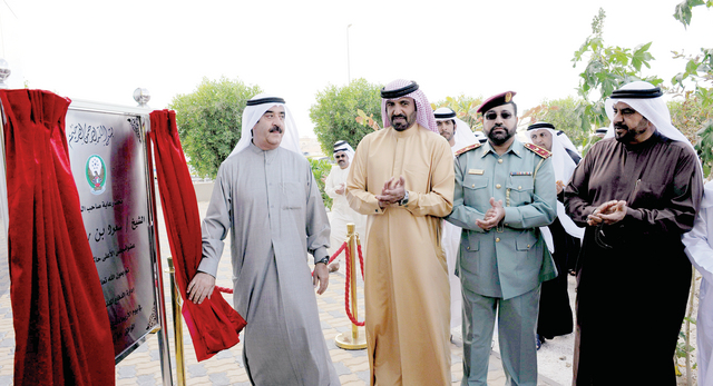 "سعود المعلا خلال ازاحة الستار عن اللوحة التذكارية للمبنى وام"