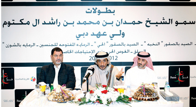 "الشيخ أحمد بن حشر متحدثا في المؤتمر الصحافي \t تصوير ــــ عبد الحنان مصطفى"