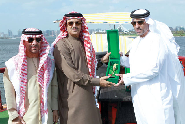"القرقاوي خلال تكريم علي المطوع ممثل مجلس دبي الرياضي"
