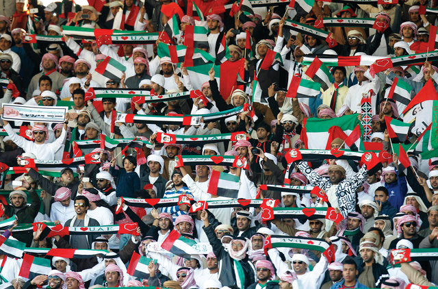 "أعلام مشجعي الإمارات غطت استاد البحرين في مباراة المنتخب والكويت"