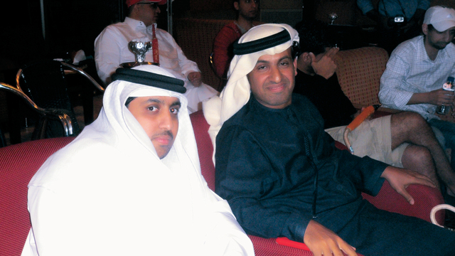 "المشجع الكعبي وصديقه بأحد مقاهي دبي"