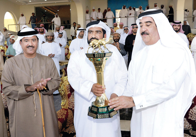 "سعود المعلا أثناء تكريم الفائزين بحضور سلطان بن حمدان \t وام"