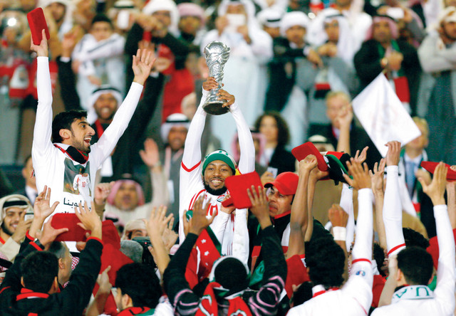 "إسماعيل مطر يرفع الكأس فرحا بالفوز الغالي"