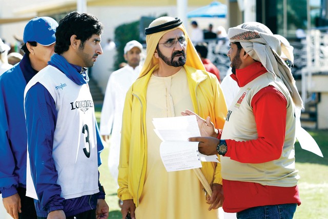 "محمد بن راشد وحمدان بن محمد في حديث حول السباق مع المدرب اسماعيل"