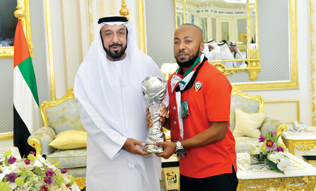 "رئيس الدولة يتسلم كأس خليجي 21 من إسماعيل مطر"
