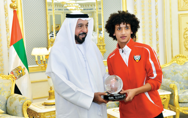 ".. وسموه في صورة مع نجم منتخبنا عمر عبدالرحمن"