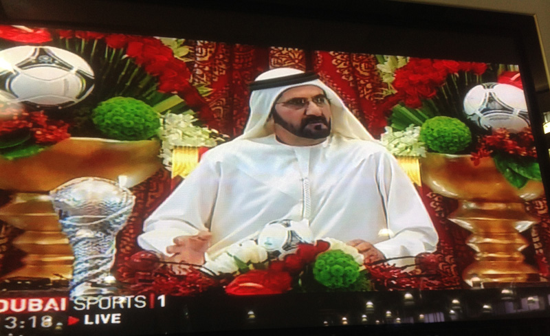 "محمد بن راشد يتحدث إلى نجوم خليجي 21"