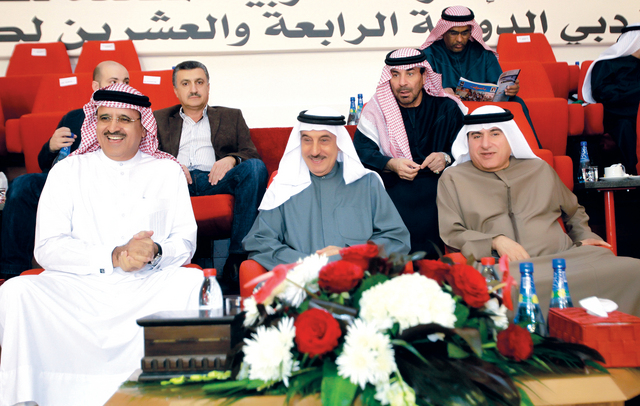 "عبد الملك وقاسم سلطان والقرقاوي يتابعون المباراة النهائية"