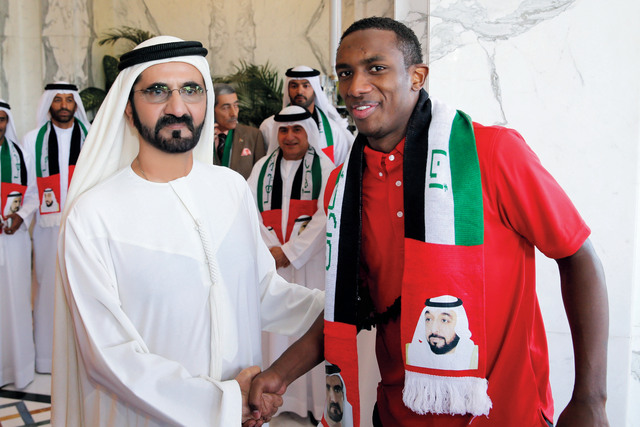 "محمد بن راشد يصافح أحمد خليل"