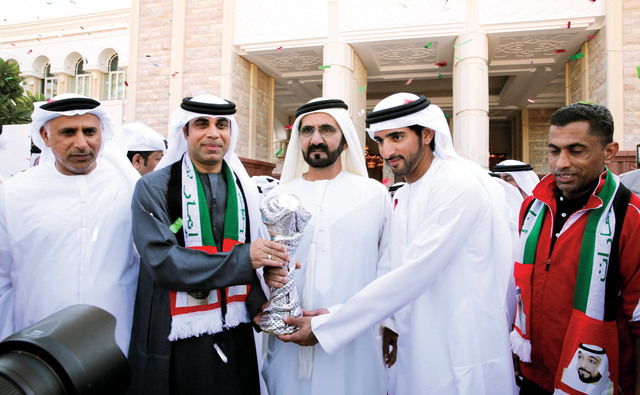 "محمد بن راشد وحمدان بن محمد يتسلمان كأس الخليج من مهدي علي \tتصوير: محمد هشام"