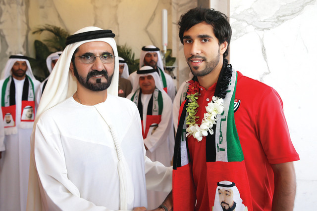 "..سموه يصافح عامر عبد الرحمن والفردان"