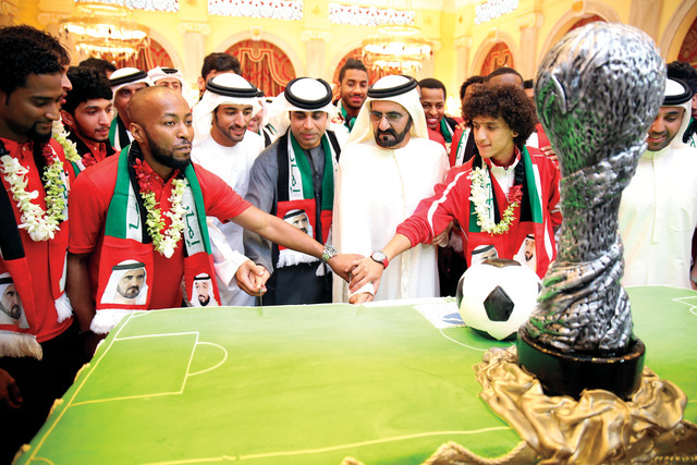 "محمد بن راشد وحمدان بن محمد ونجوم الأبيض يقطعون كعكة النصر"