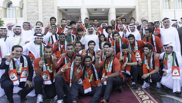 "محمد بن راشد يشير بالرقم واحد مع حمدان بن محمد و نجوم المنتخب فرحا بإنجاز كأس الخليج"