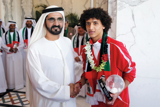 "محمد بن راشد يصافح  ويهنئ عمر عبد الرحمن"