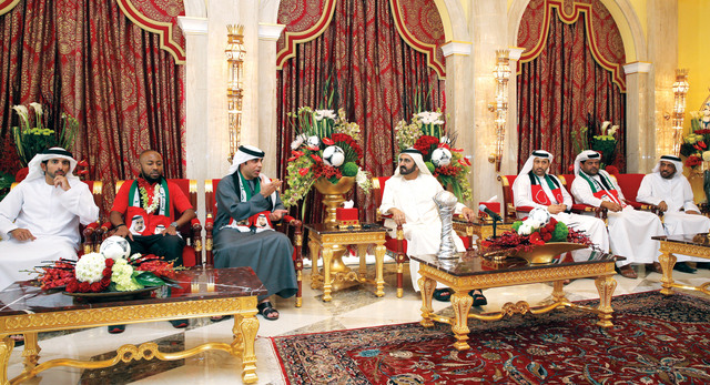 "محمد بن راشد في حديث مع مهدي علي حول إنجاز الفوز بكأس الخليج في حضور حمدان بن محمد"