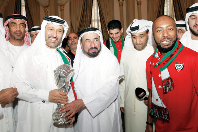"سلطان القاسمي أشاد بجهود اتحاد الكرة والسركال"