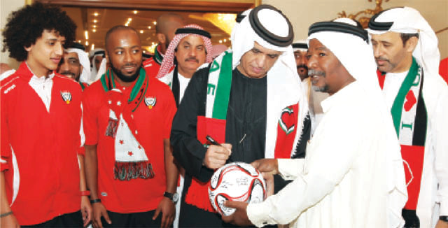 "سعود بن صقر القاسمي يوقع على الكرة"