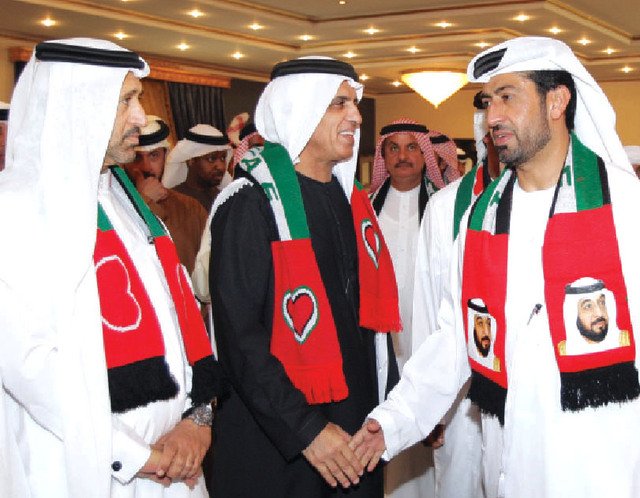 "سموه يصافح حسن اسماعيل بحضور السركال"