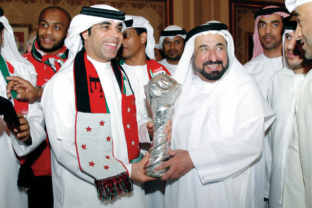 "سلطان القاسمي يتسلم كأس الخليج من مهدي علي"