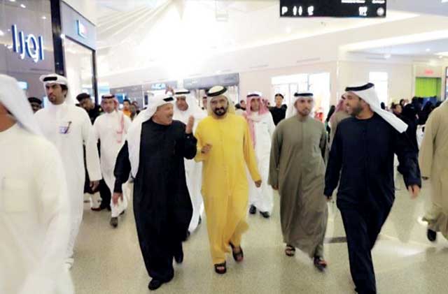 "محمد بن راشد خلال جولة في اسواق الرياض بحضور مصبح الفتان وخليفة سليمان وسلطان السبوسي"