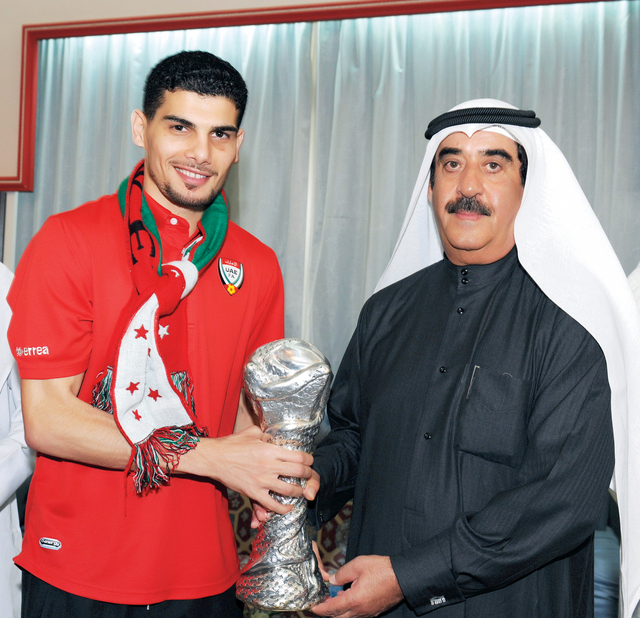 "..سموه يتسلم الكأس من مهند العنزي"