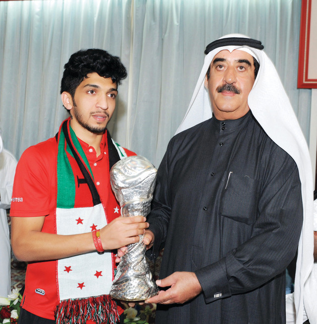 "سموه يتسلم الكأس من عامر عبد الرحمن"