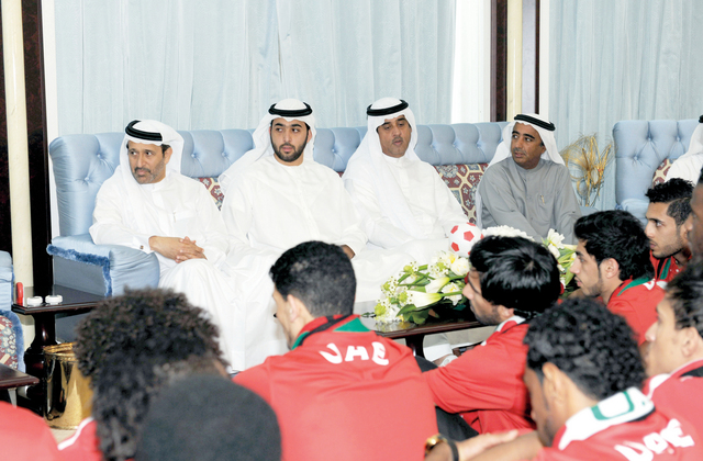 "راشد بن سعود المعلا مع السركال خلال استقبال المنتخب"