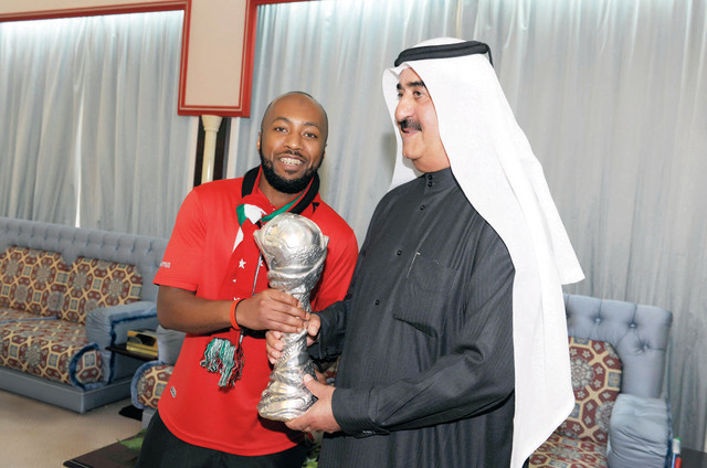"سموه يتسلم كأس الخليج من اسماعيل مطر"