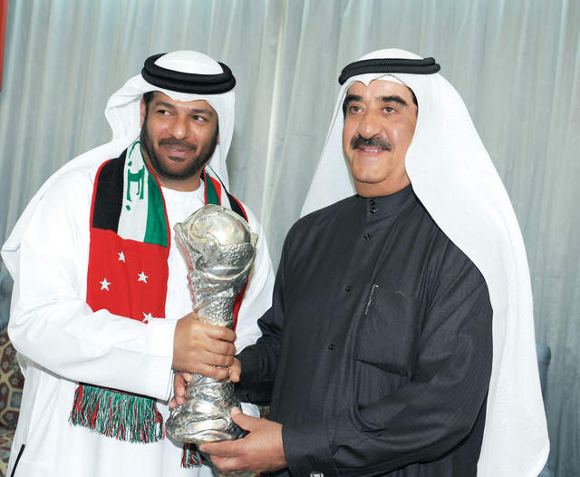 "سموه يتسلم الكأس من عدنان الطلياني"