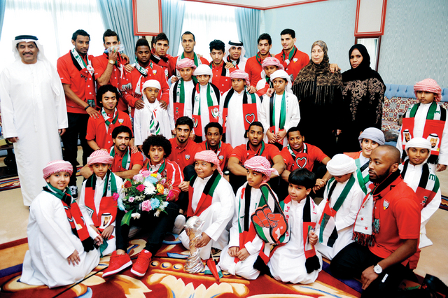 "أعضاء المنتخب في لقطة تذكارية مع الأطفال خلال الإحتفالية"