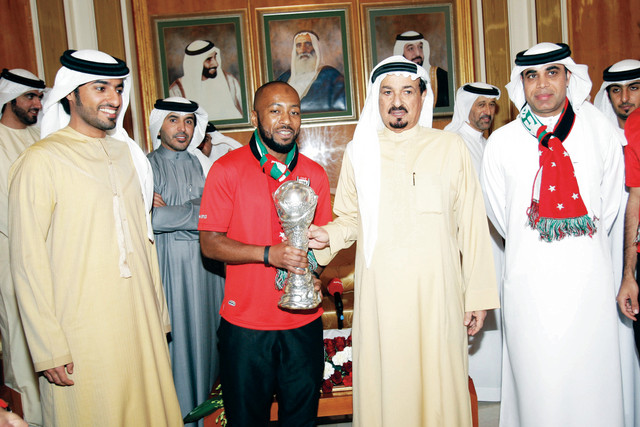 "حميد بن راشد النعيمي يتسلم الكأس من إسماعيل بحضور راشد بن حميد"
