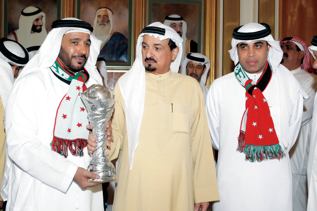 "حميد بن راشد النعيمي يتسلم كأس الخليج من محمد عبيد حماد بحضور مهدي"