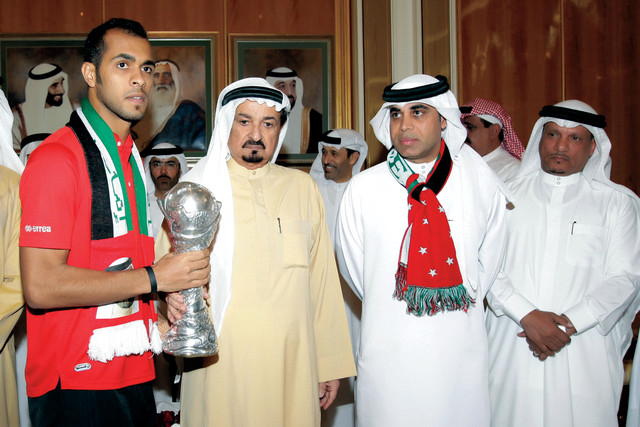 "حميد بن راشد النعيمي يتسلم الكأس من الكثيري ومهدي علي"