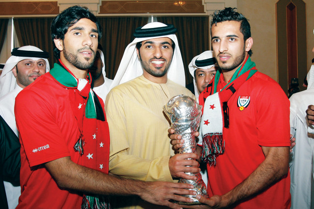 "راشد بن حميد يتسلم الكأس من نجوم الأبيض"