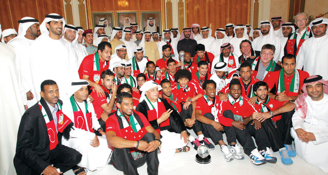 "حميد بن راشد النعيمي وراشد بن حميد يتوسطان نجوم منتخبنا الوطني أبطال الخليج\t\tتصوير: يونس يونس"