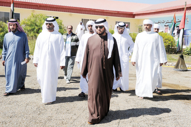 "سلطان بن زايد يقوم بجولة تفقدية في بوذيب"