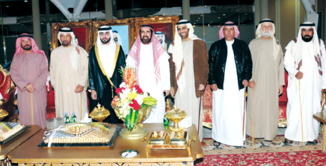 "العريس والأهل مع بعض المدعوين"