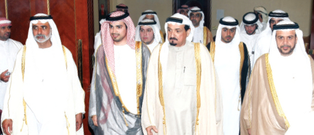 "حميد النعيمي ونهيان بن مبارك وعبدالله المويجعي والعريس\tتصوير: غلام كاكر"