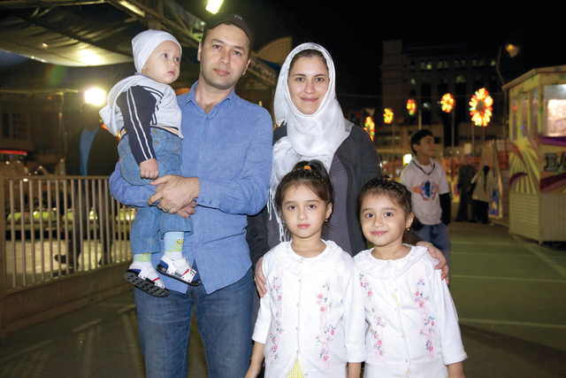 "عوميد ماليف  وعائلته"