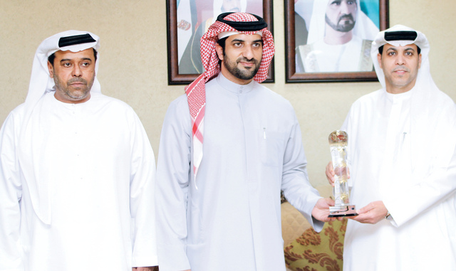 "ظاعن شاهين يتبادل الدروع مع الضيف بحضور علي شهدور"