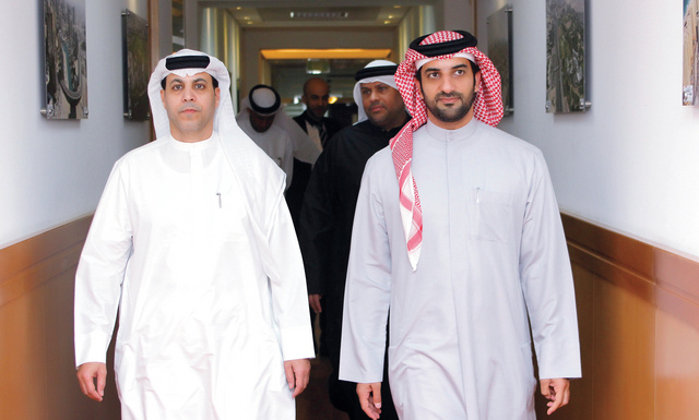 "القاسمي وظاعن شاهين خلال جولة في صالة «محمد بن راشد» في البيان"