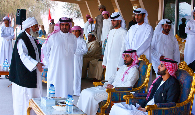"محمد بن سعود خلال متابعته المهرجان\t\t وام"