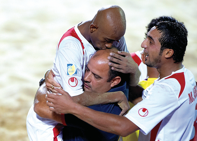 "فرحة علي كريم واللاعبين مع المدرب \t\tمن المصدر"