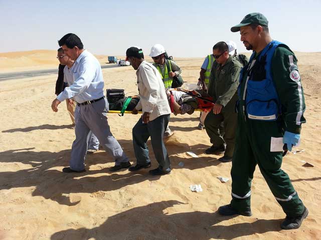 "عناصر من جناح الجو خلال نقل المصاب"