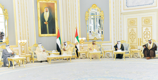 "خليفة ومحمد بن راشد وسلطان بن زايد وعلي الراشد ومحمد المر  \t وام"
