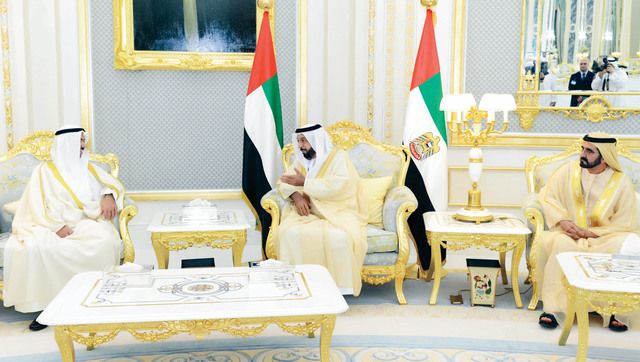 "خليفة بحضور محمد بن راشد  يستقبل علي الراشد \t وام"