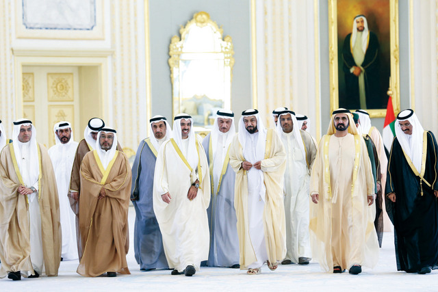 "خليفة ومحمد بن راشد لدى استقبال وفد مجلس الأمة الكويتي بحضور محمد المر \t تصوير- سيف محمد"