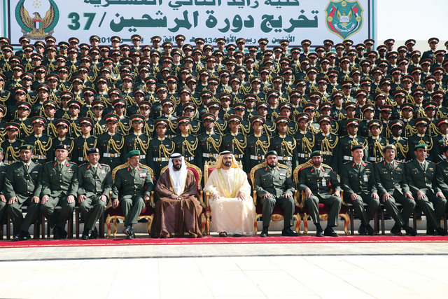 "محمد بن راشد في لقطة تذكارية مع الخريجين بحضور طحنون بن محمد وعبيد الكعبي وحمد الرميثي وعدد من كبار الضباط \tتصوير: سيف محمد"